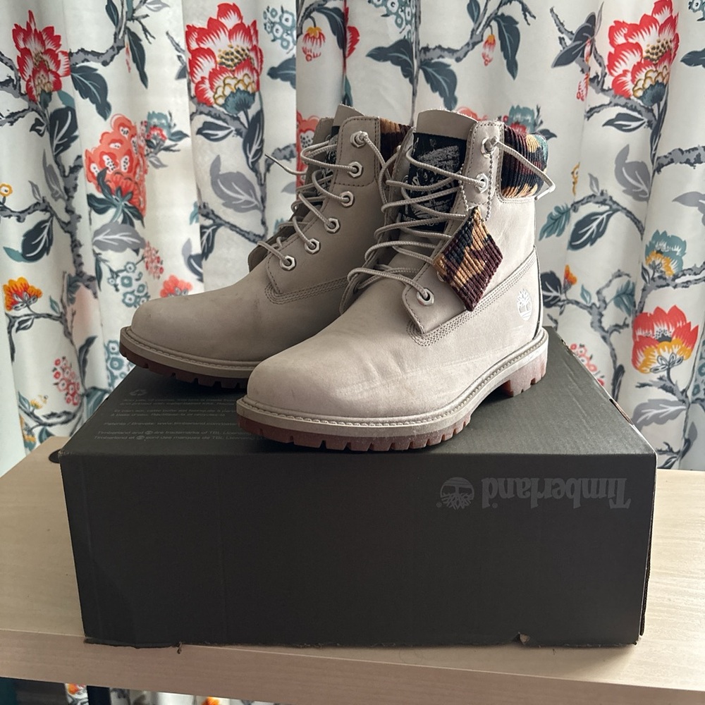 Timberland Women's Light Gray Boots with Patterned Collar